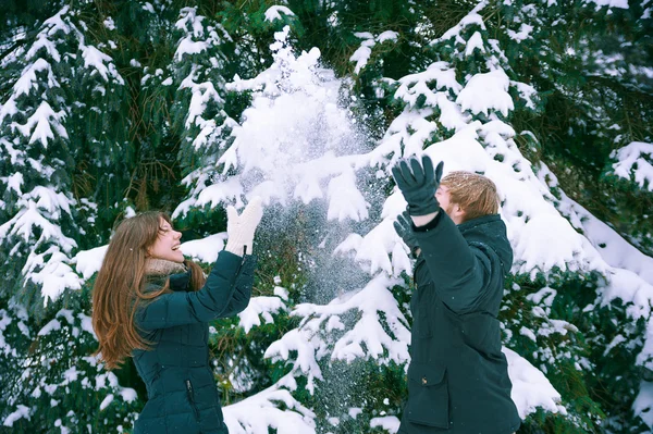Młoda para cieszy się śnieg — Zdjęcie stockowe