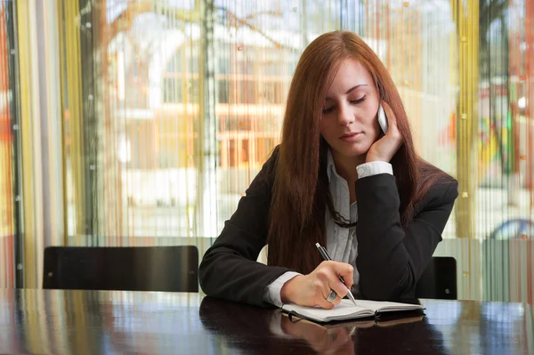 Businesswoman talking on the phone — Stock Photo, Image