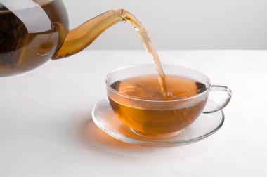 çay demlik dökülür