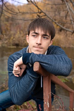 방책에 기대 하는 사려깊은 남자