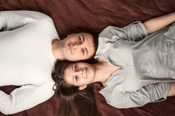 Любящая пара лежит на кровати — стоковое фото