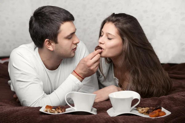 Мужчина кормит женщину — стоковое фото