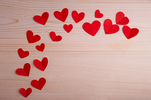 Rode harten op een houten tafel — Stockfoto