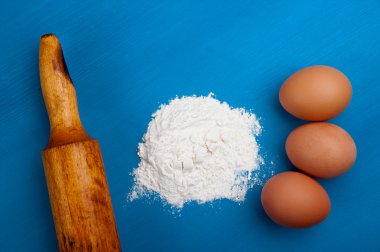 mutfak masasının üzerinde tatlı hazırlamak için malzemeler