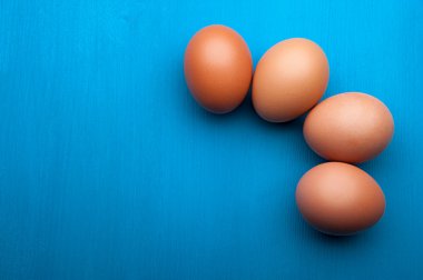 mutfak masasının üzerinde çiğ yumurta