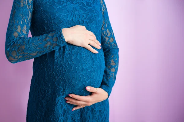 Lacivert elbiseli hamile bir kadın mide — Stok fotoğraf