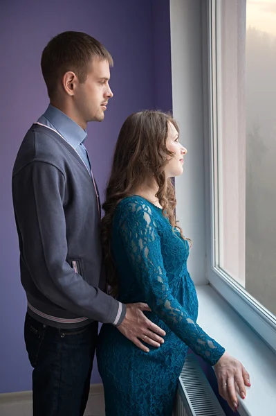 Para jest patrząc przez okno — Zdjęcie stockowe