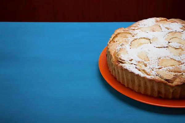 Le gâteau sur une assiette est sur la table — Photo