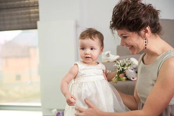 Mère joue avec sa charmante fille — Photo