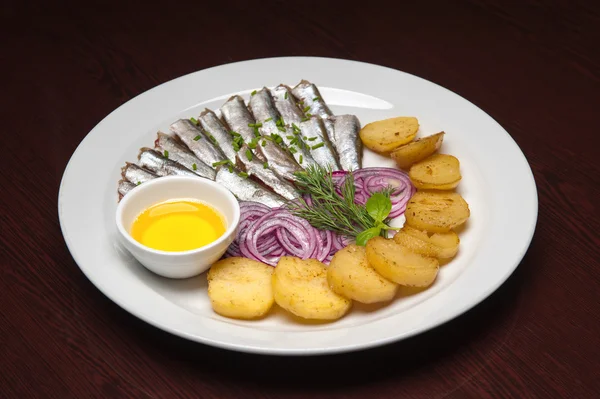 La foto del menú - el plato lleno de espadín-pez con patatas —  Fotos de Stock