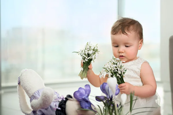 Holčička je trávit čas s květinami — Stock fotografie