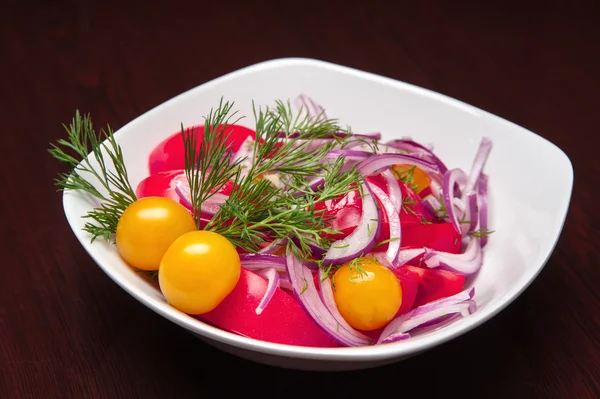Die Speisekarte - Foto - frischer Salat aus Tomaten, Zwiebeln usw — Stockfoto