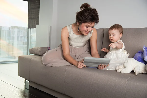 Mère et fille avec dispositif à écran tactile — Photo