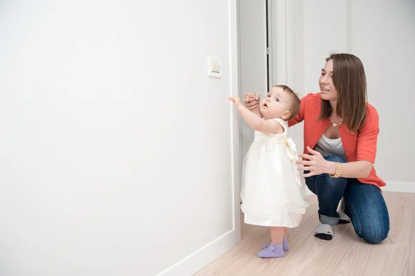 The girl is having fun with a little princess — Stock Photo, Image