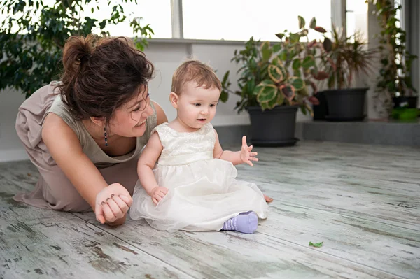 Vrolijke moeder en dochter spelen rond — Stockfoto