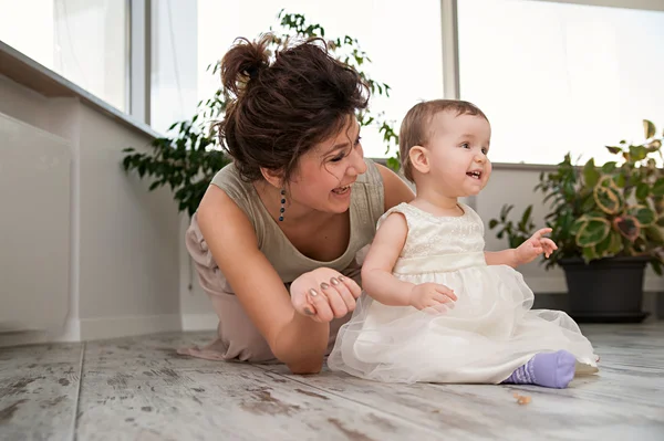 Vrolijke moeder en dochter spelen rond — Stockfoto
