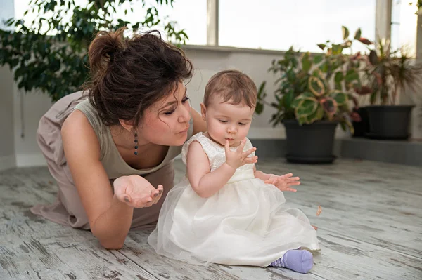 Motherhood - woman and her little daughter — Stock Photo, Image