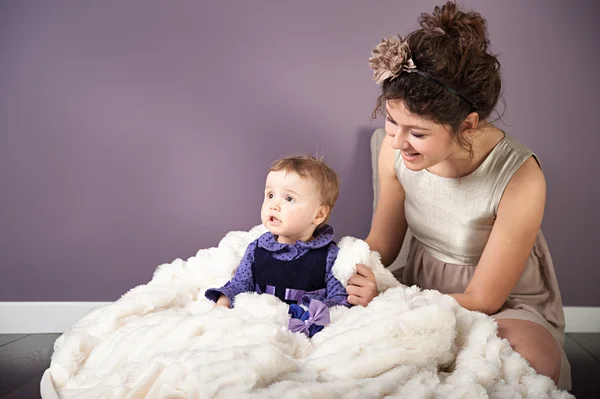 The cute photo of mum and daughter on the floor — Stock Photo, Image