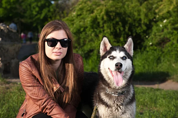 De creatieve foto - modieus kijk van een meisje en husky — Stockfoto