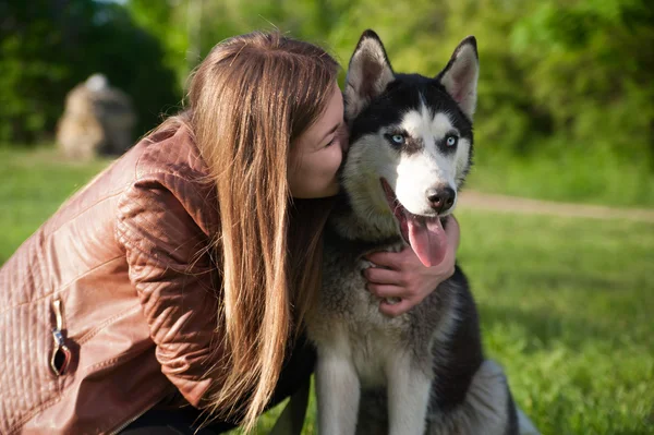 A foto fofa de uma menina abraçando seu cão — Fotografia de Stock