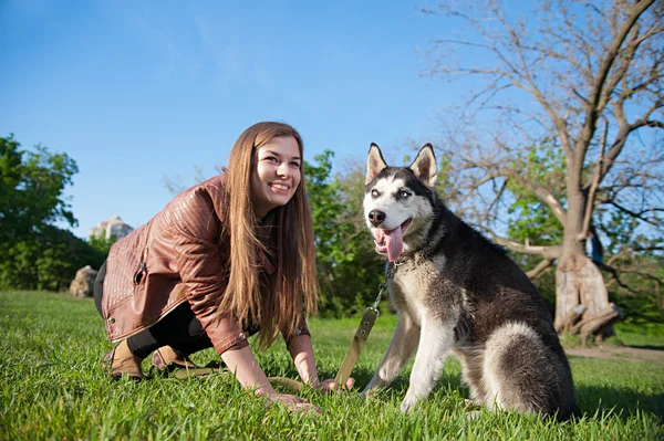 Chica está divirtiéndose con su linda mascota — Foto de Stock