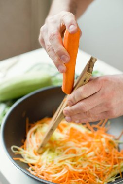 Çiğ sebzeli siyah tava, Asya vegan yemeği. Taze çiğ sebzeler, lezzetli sağlıklı yiyecekler.
