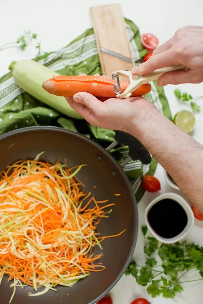 Sartén Wok Negro Con Verduras Crudas Haciendo Plato Vegetariano Asiático — Foto de Stock