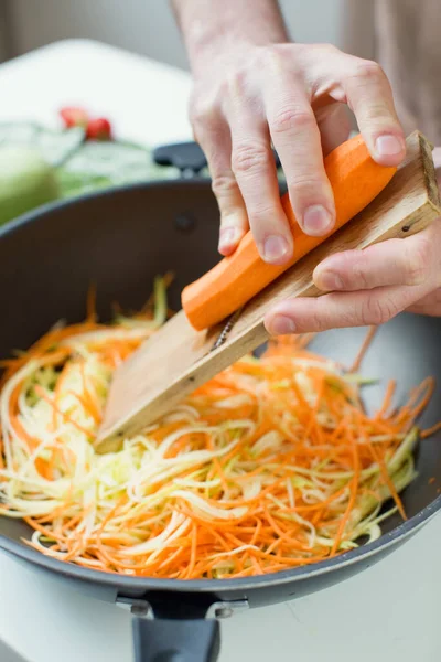 Sartén Wok Negro Con Verduras Crudas Haciendo Plato Vegetariano Asiático — Foto de Stock