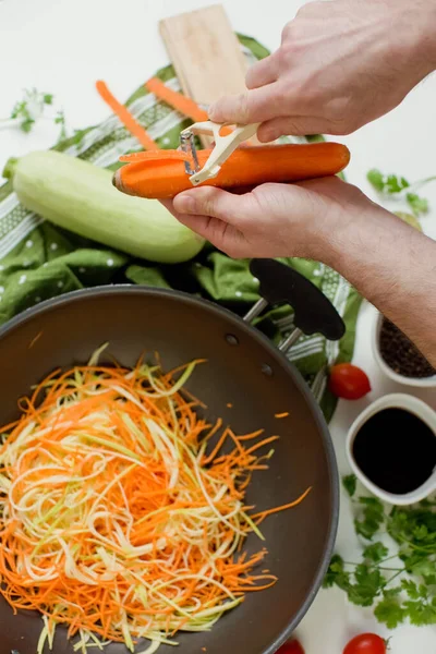 Sartén Wok Negro Con Verduras Crudas Haciendo Plato Vegetariano Asiático — Foto de Stock