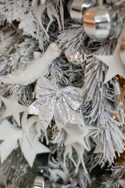 Kerstboom Met Witte Zilveren Versieringen Lichtslinger Wit Kerstconcept Gezellig Huis — Stockfoto