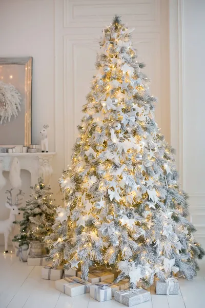 圣诞树 白色和银色装饰 礼品盒和灯饰 白色圣诞概念 舒适的家 圣诞装饰品 — 图库照片