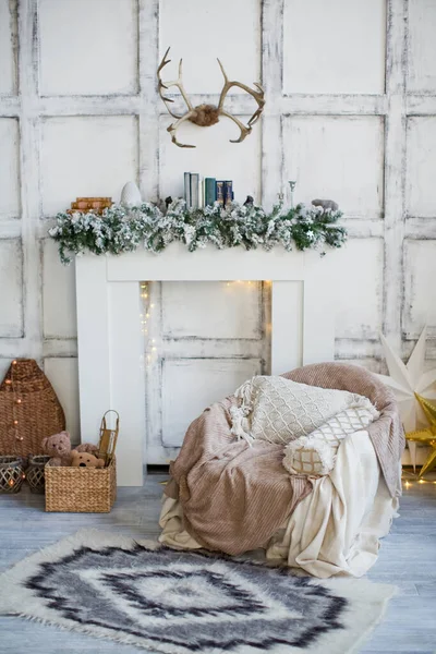 Witte Woonkamer Met Open Haard Kerstbomen Kerstversieringen — Stockfoto