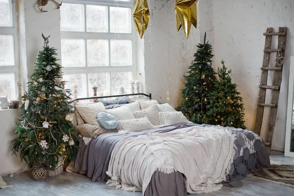 Chambre Loft Noël Avec Grandes Fenêtres Décorations Noël Arbres Noël — Photo