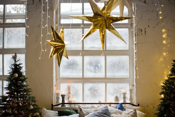 Dormitorio Loft Navidad Con Grandes Ventanales Decoraciones Navideñas Árboles Navidad —  Fotos de Stock