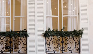 Güzel bir balkon Noel çelengi süslemesi ve rahat Noel ışıkları