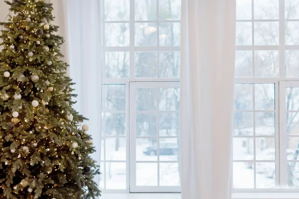 Weihnachtsbaum Mit Dekorationen Lichtern Und Geschenkboxen Der Nähe Großer Weißer — Stockfoto