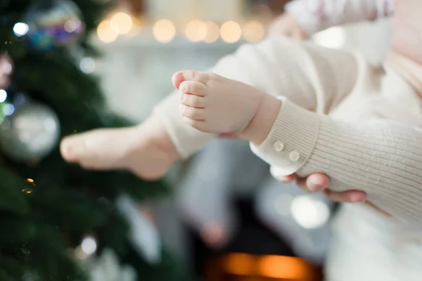 Nogi Dziecka Pobliżu Choinki Przytulnymi Światłami Rodzinna Koncepcja Świąteczna — Zdjęcie stockowe