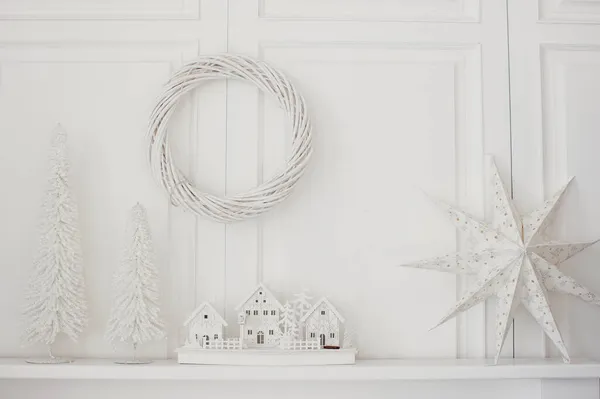 Décorations Noël Blanches Près Mur Blanc Arbre Noël Blanc Couronne — Photo