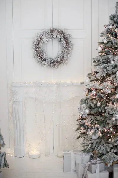 Leichtes Interieur Mit Weihnachtsbaum Geschenkschachteln Kranz Lichtern Und Anderen Festlichen — Stockfoto