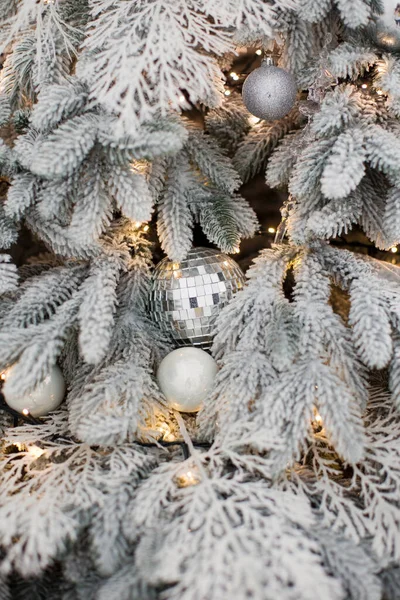 Choinka Srebrem Białe Dekoracje Przytulne Światła Boże Narodzenie Biały Koncepcja — Zdjęcie stockowe