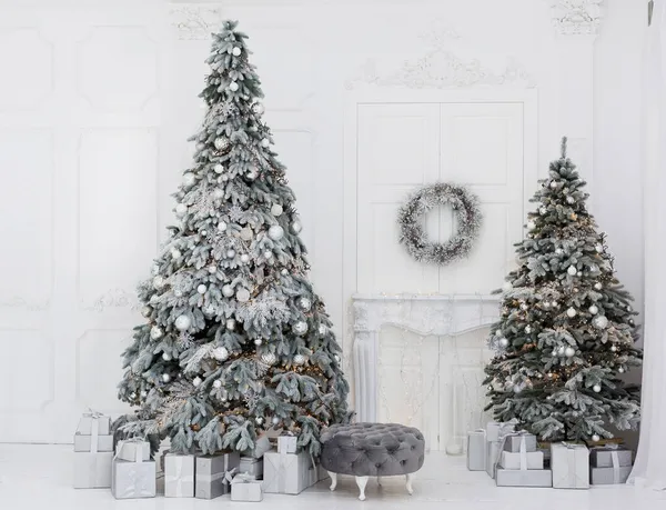 Leichtes Interieur Mit Weihnachtsbaum Geschenkschachteln Kranz Lichtern Und Anderen Festlichen — Stockfoto
