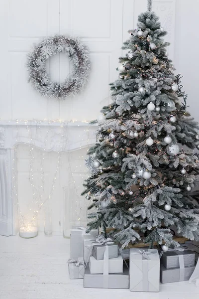 Világos Belső Tér Karácsonyfával Ajándékdobozokkal Koszorúkkal Fényekkel Egyéb Ünnepi Dekorációkkal — Stock Fotó
