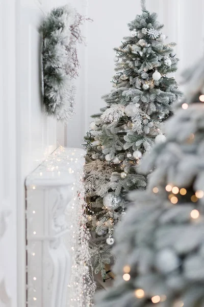 Világos Belső Tér Karácsonyfával Ajándékdobozokkal Koszorúkkal Fényekkel Egyéb Ünnepi Dekorációkkal — Stock Fotó