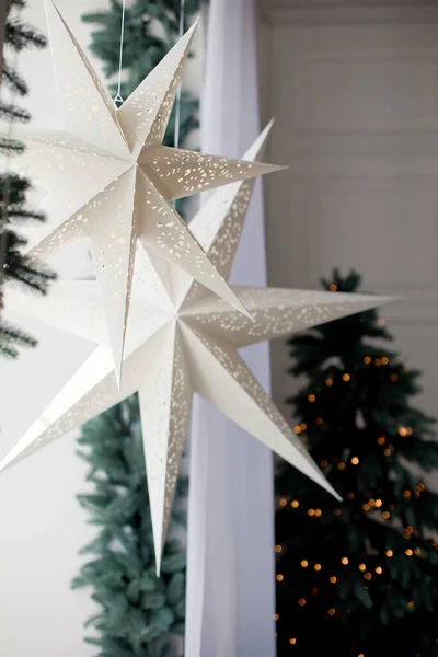 Libro Blanco Estrellas Navidad Colgadas Una Ventana Cerca Del Árbol —  Fotos de Stock