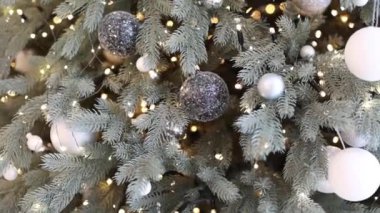 Siyah ve gümüş süslemeleri ve ışıkları olan Noel ağacı