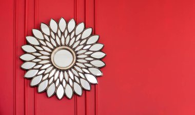 Kırmızı bir duvarda güzel bir gümüş ayna. Kopyalama alanı ile içsel kavram