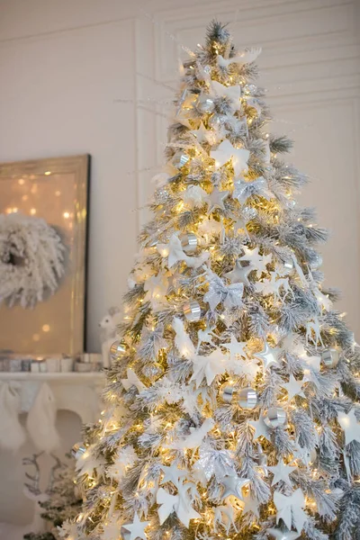 Weihnachtsbaum Mit Weißem Und Silbernem Schmuck Geschenkschachteln Und Lichtergirlanden White — Stockfoto