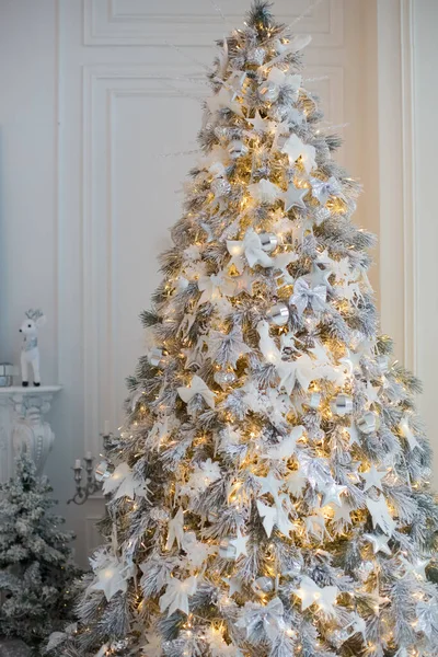 Karácsonyfa Fehér Ezüst Díszítéssel Ajándék Dobozok Fények Koszorú Fehér Karácsonyi — Stock Fotó