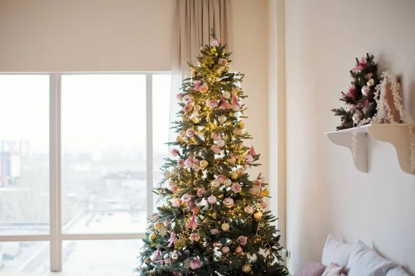 有圣诞树 大窗户和枕头的圣诞内室 舒适的卧室 圣诞节期间 — 图库照片
