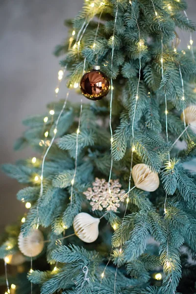 Rustieke Kerstboom Met Verlichting Handgemaakte Decoraties Een Grijze Betonnen Achtergrond — Stockfoto